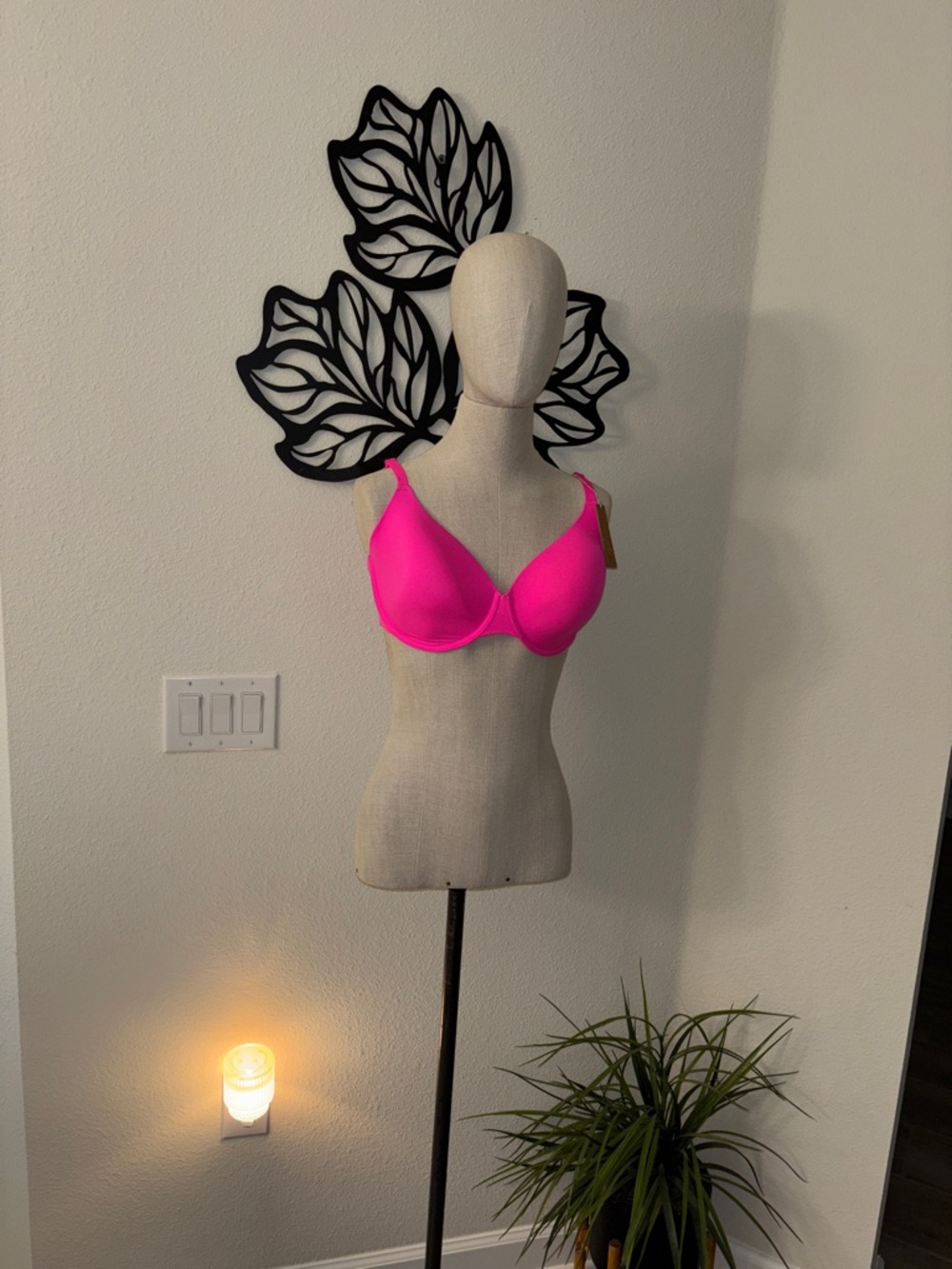 NWT: SKIMS - FITS EVERYBODY T SHIRT DEMI BRA